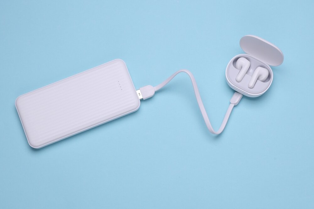 ワイヤレスイヤホンとモバイルバッテリー
