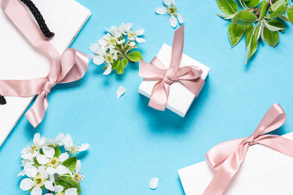 ピンクのリボンのプレゼントの箱
