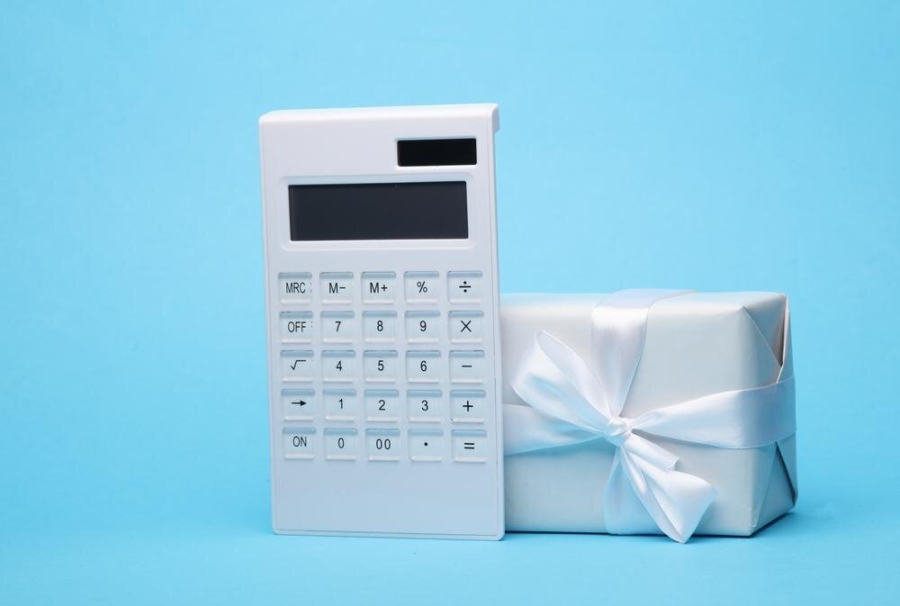 電卓とギフトボックス