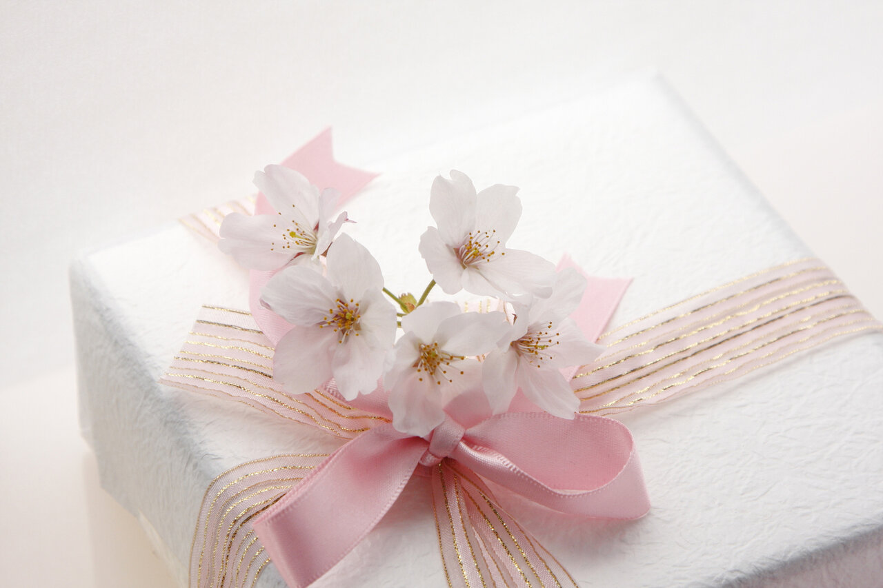 花が飾られたギフトボックス