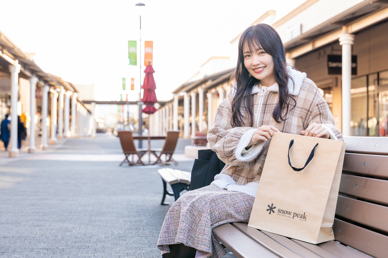 酒々井プレミアム・アウトレットのベンチに座る女性