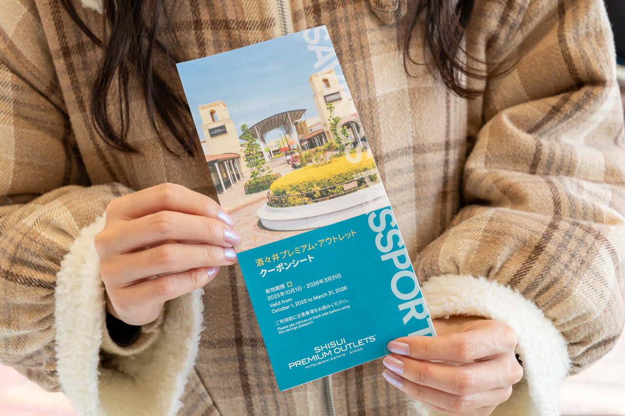 クーポンシートを持った女性