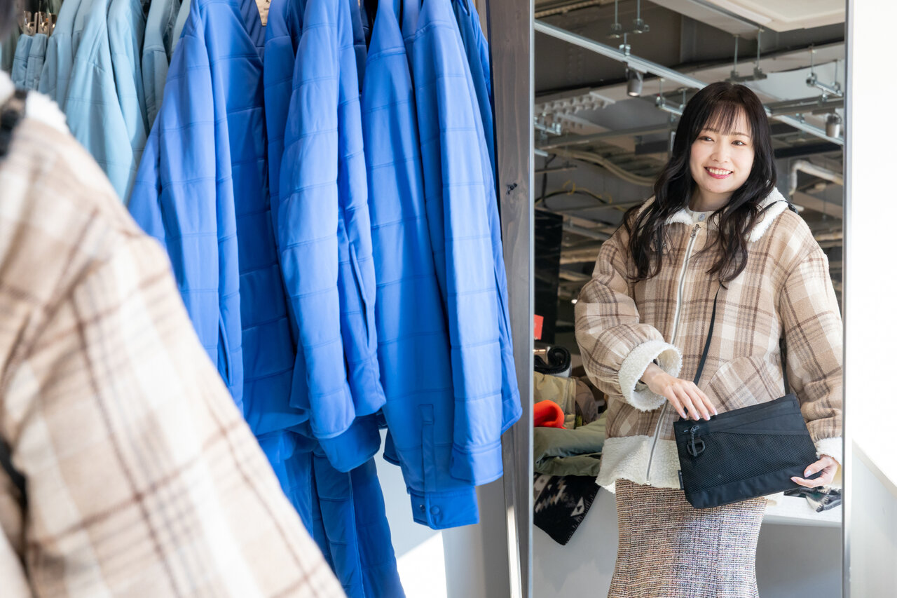 鏡に映った女性