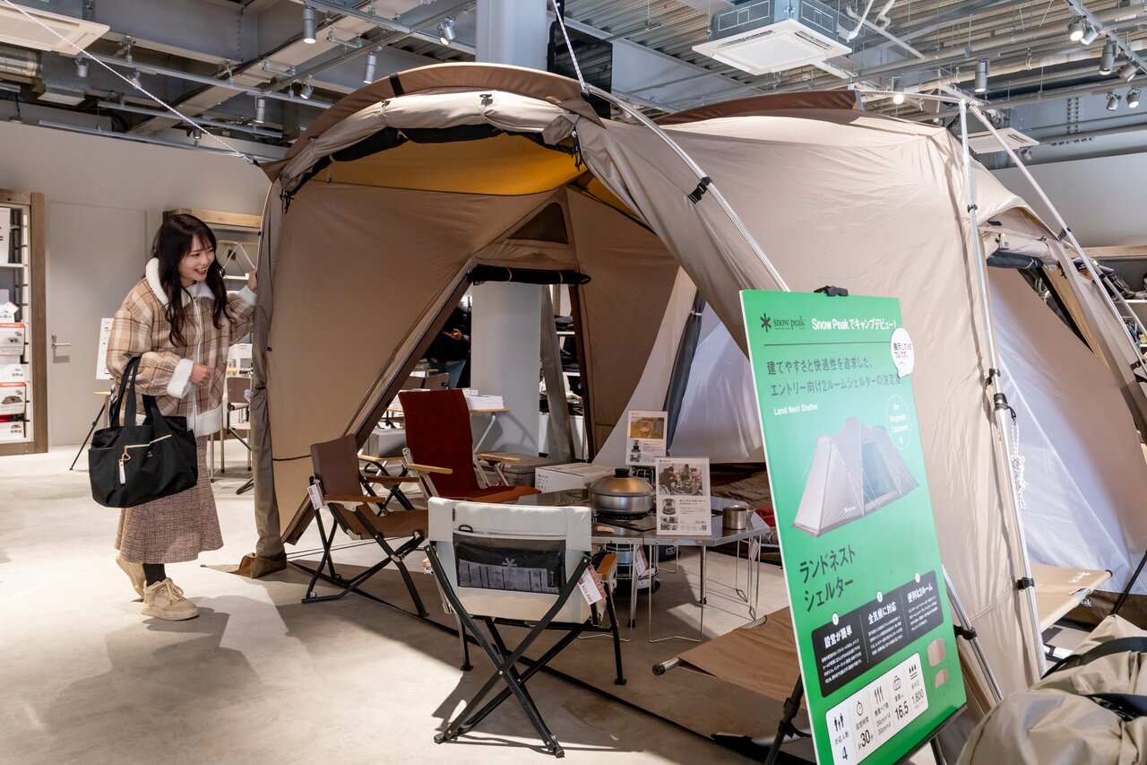 テントの横に立つ女性