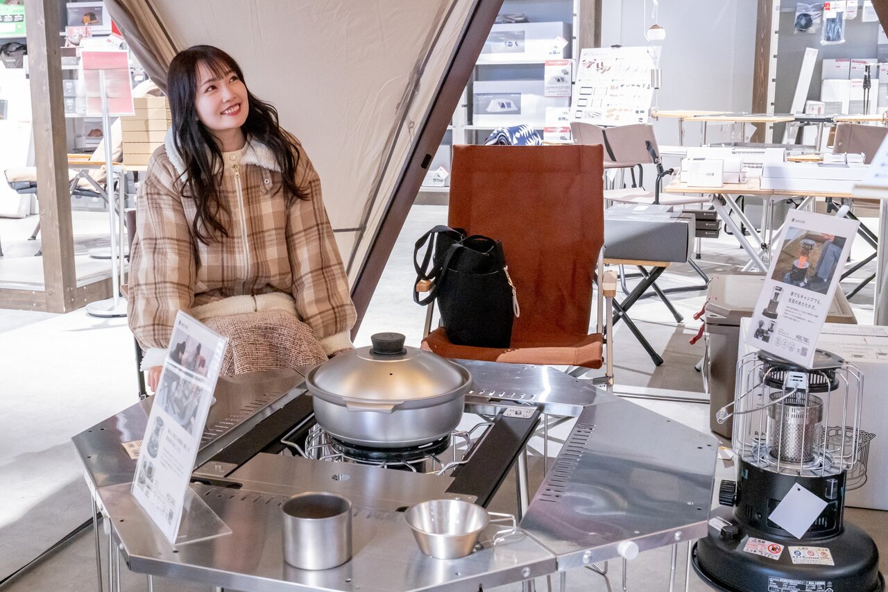 テントの中のチェアに座る女性
