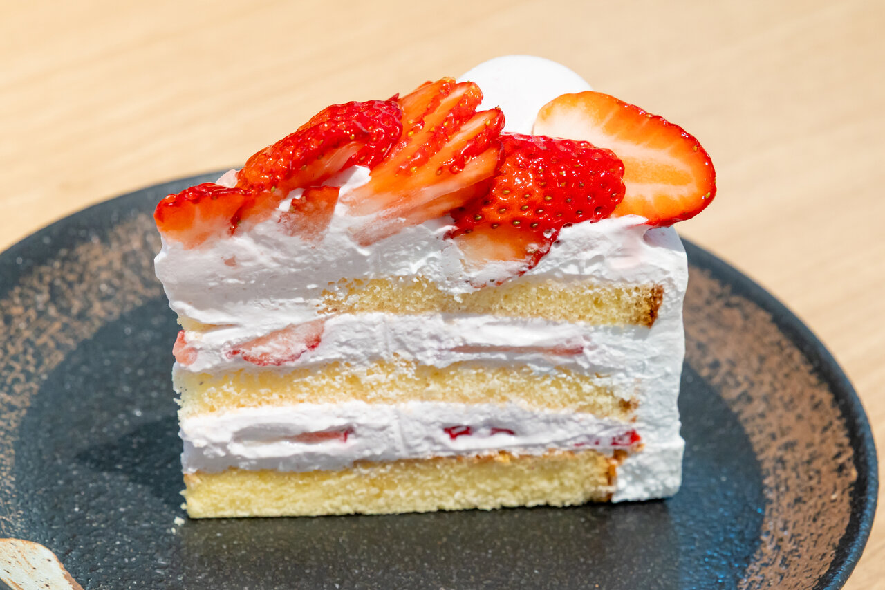 お皿にのったショートケーキ