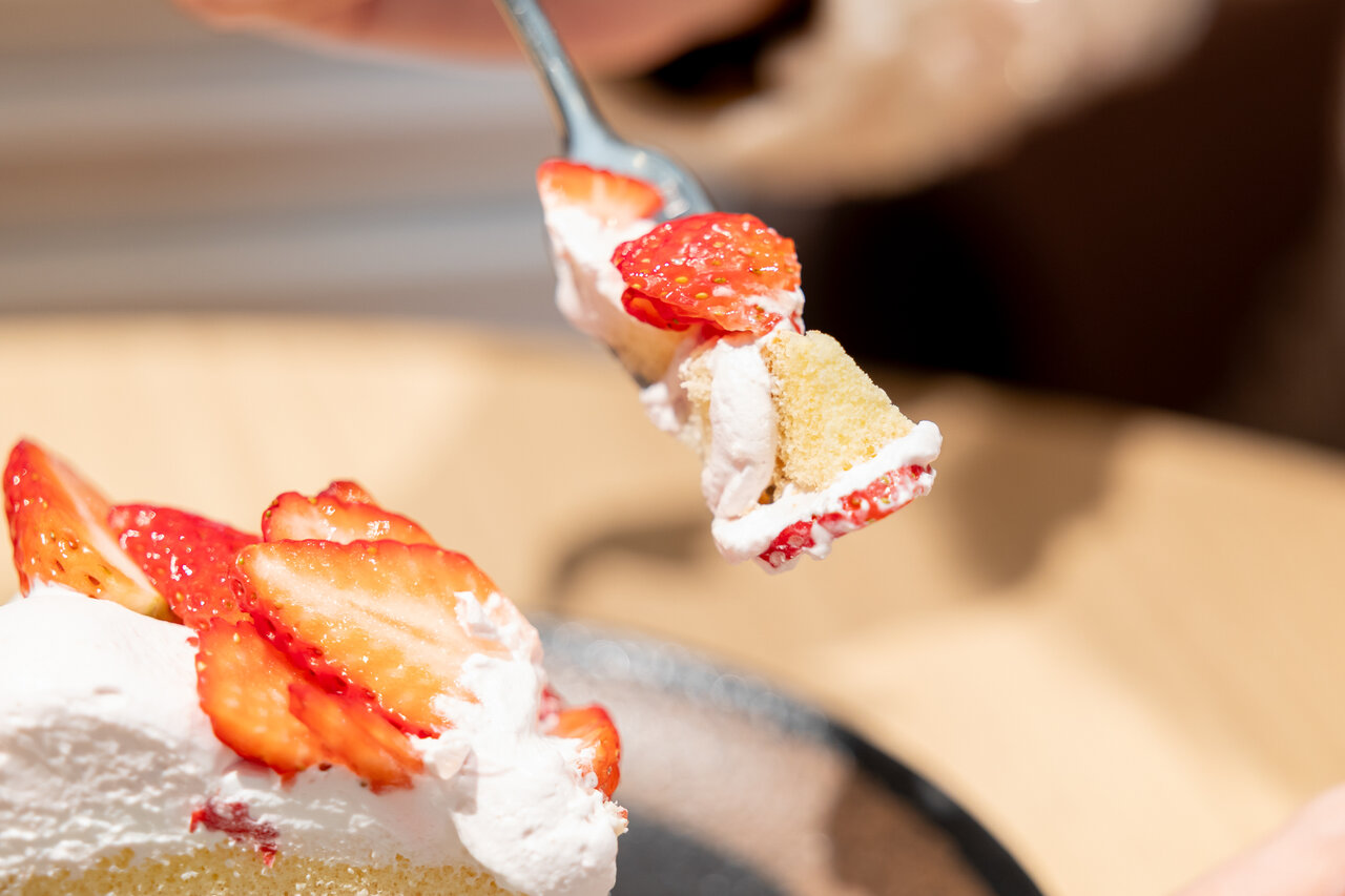 フォークにのったショートケーキ