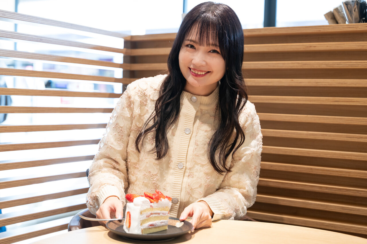 ショートケーキのお皿を持つ女性