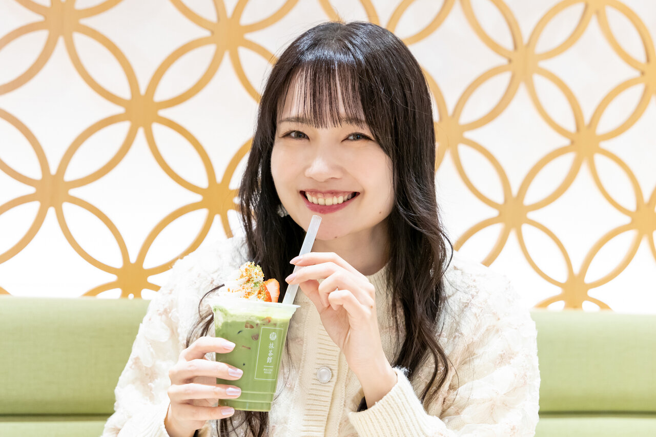 ドリンクを飲む女性