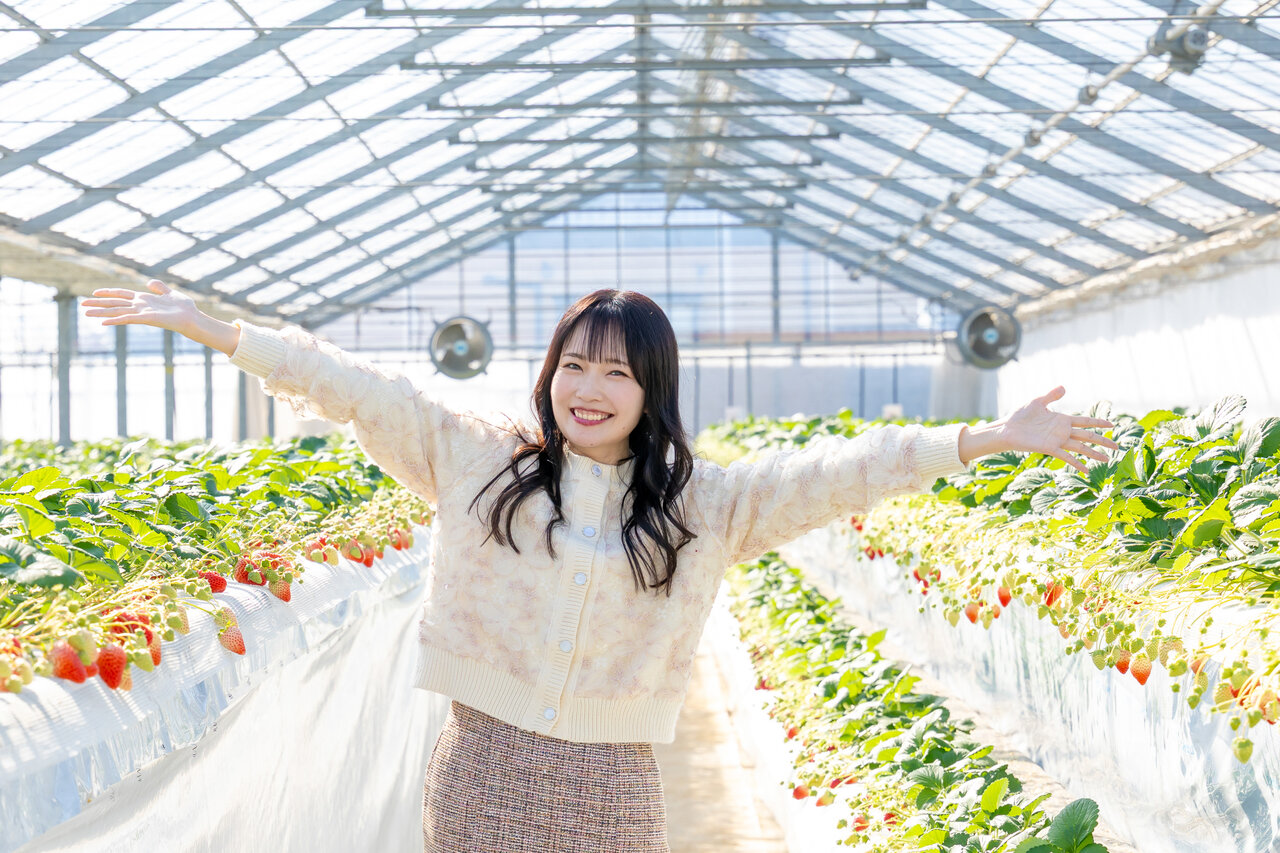 いちごのハウス内に立つ女性