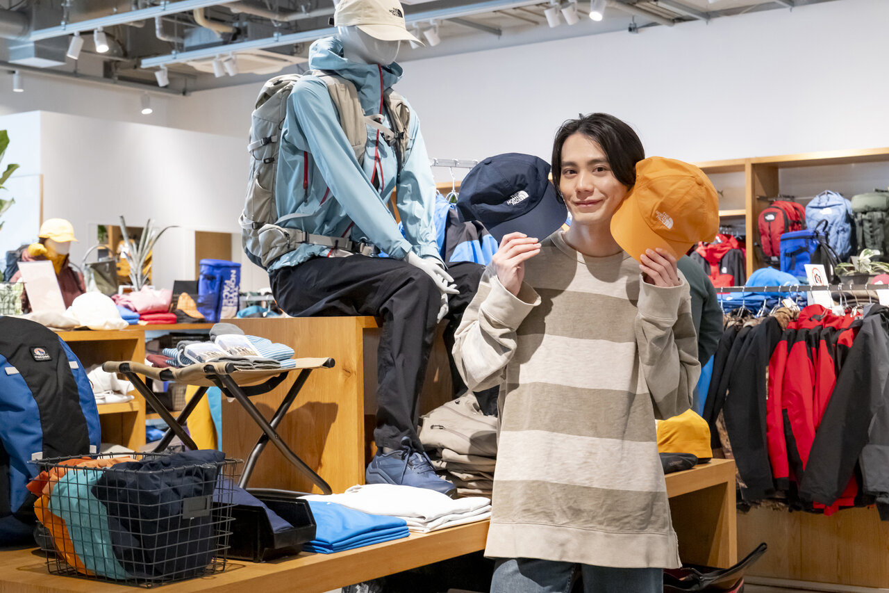 アウトドアアイテムを探す男性