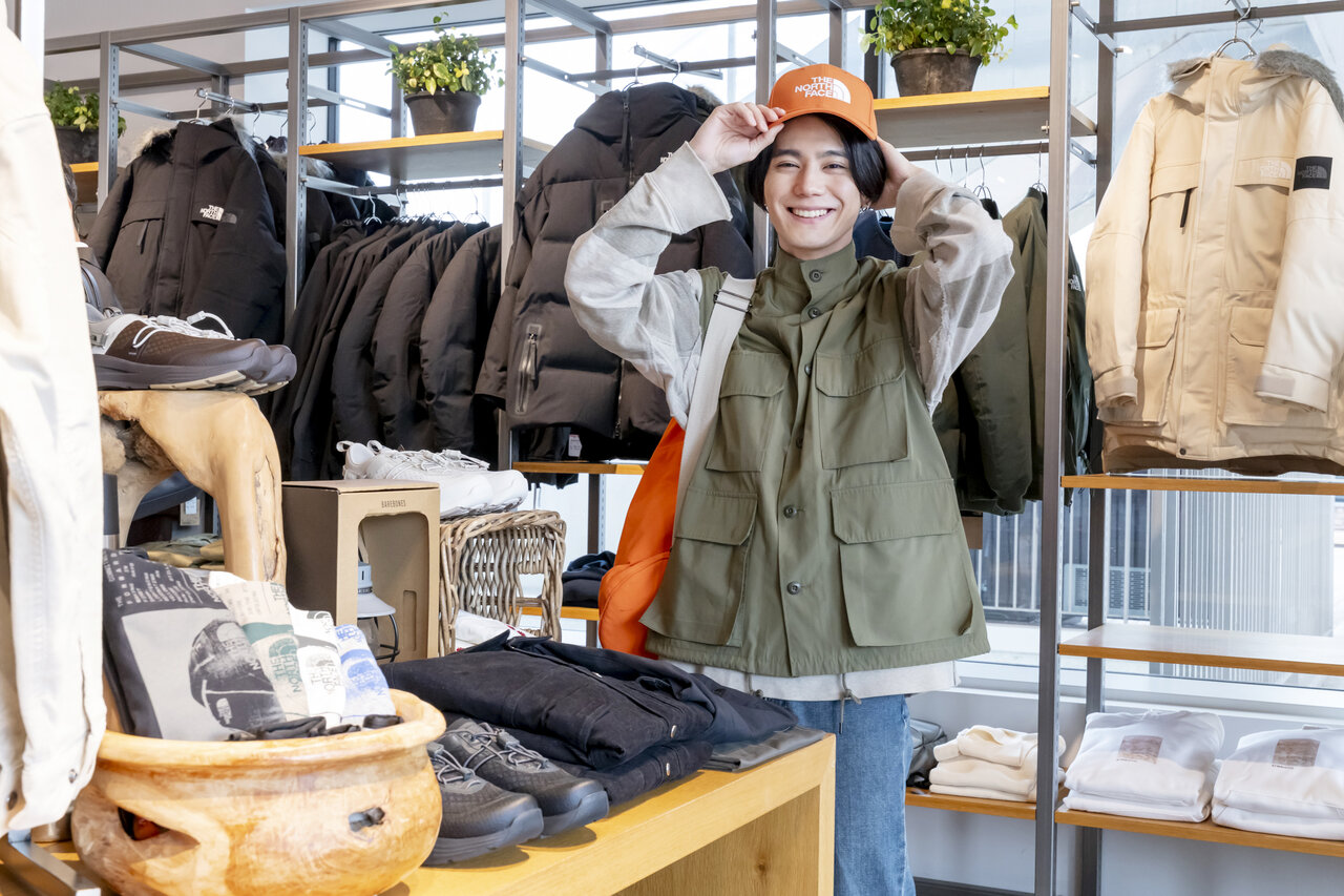 オレンジのキャップをかぶる男性