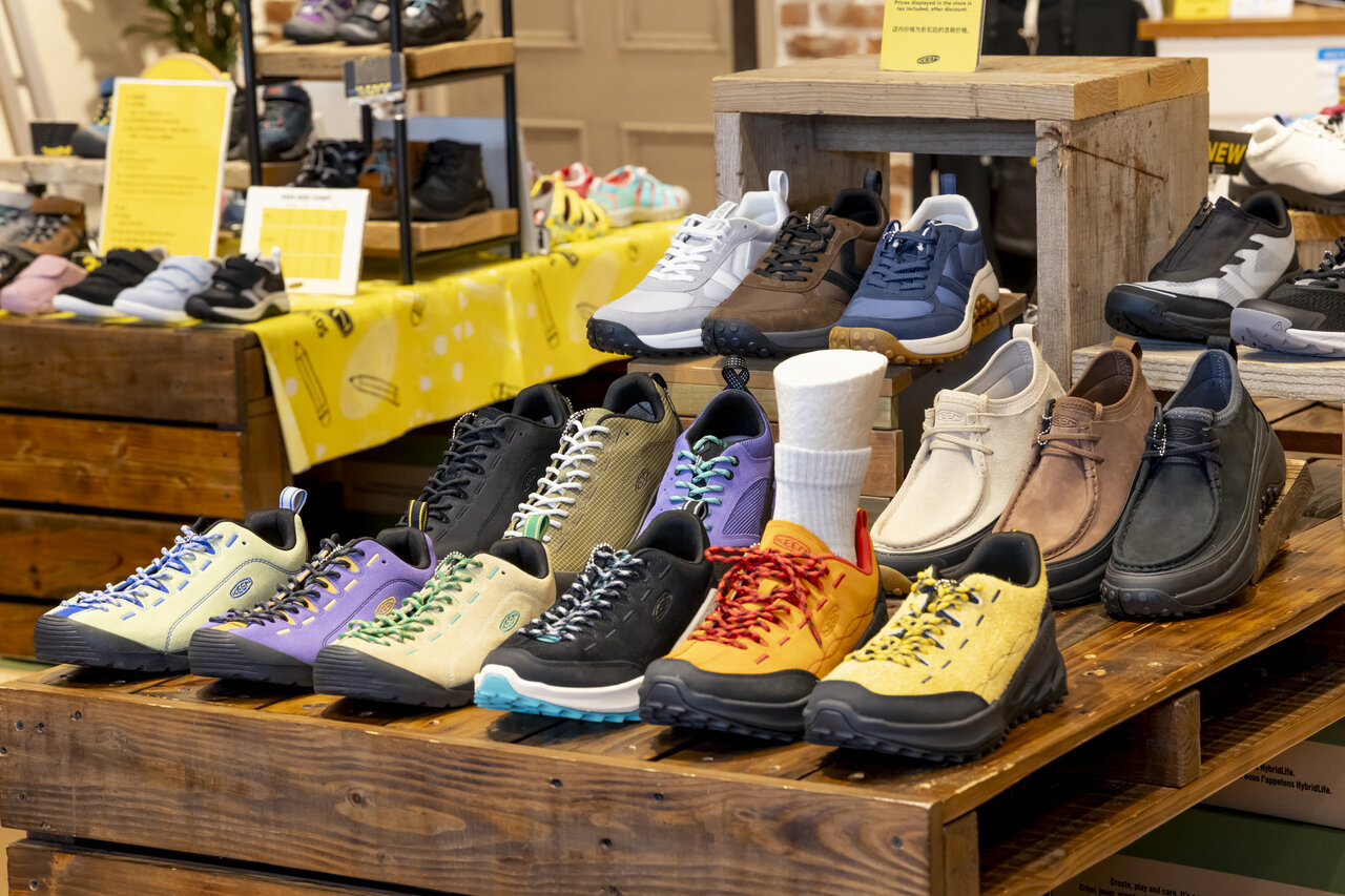 カラフルなKeenの靴