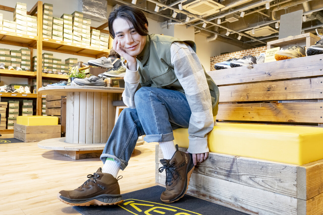 ハイキングシューズを試着する男性