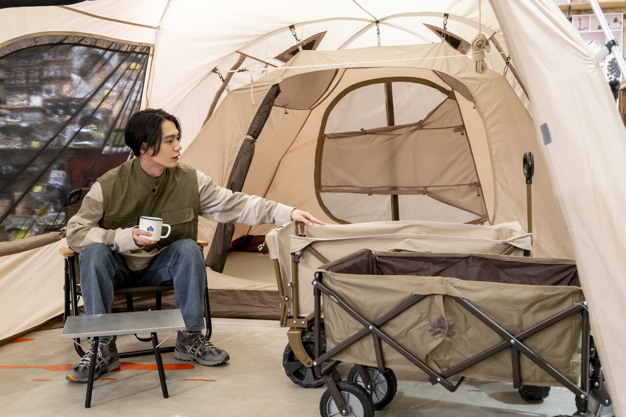 テントの中でキャリーカートを見る男性