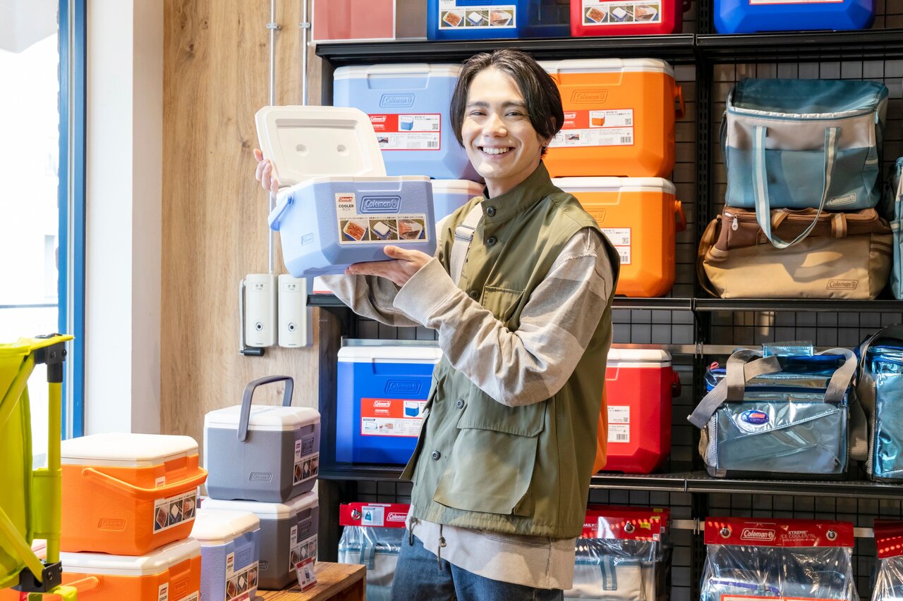 クーラーボックスを持つ男性