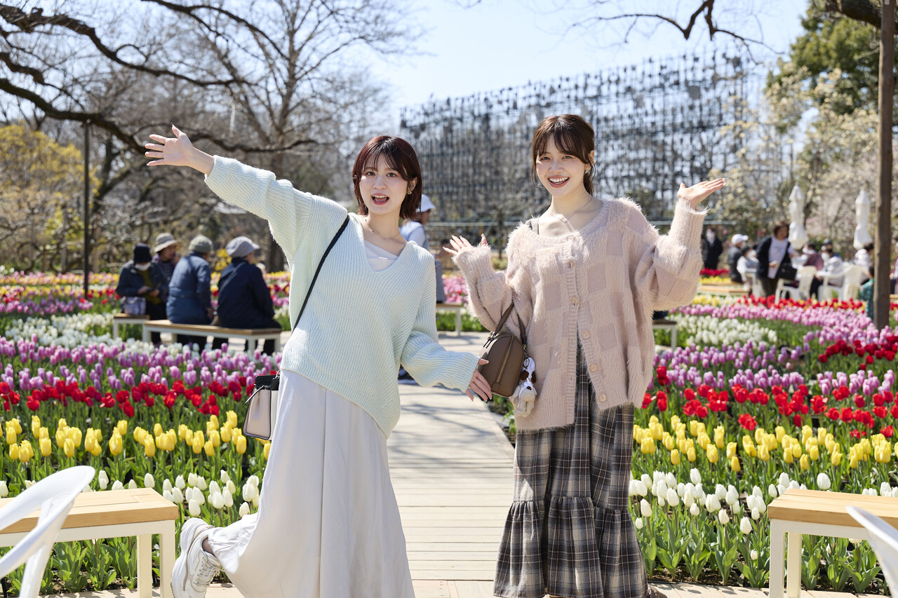 花畑に立つ女性達