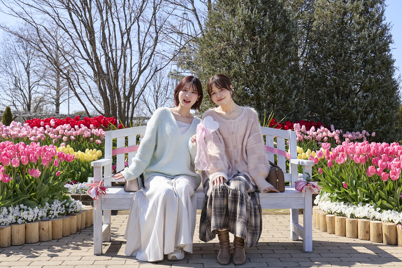 ベンチに座る女性