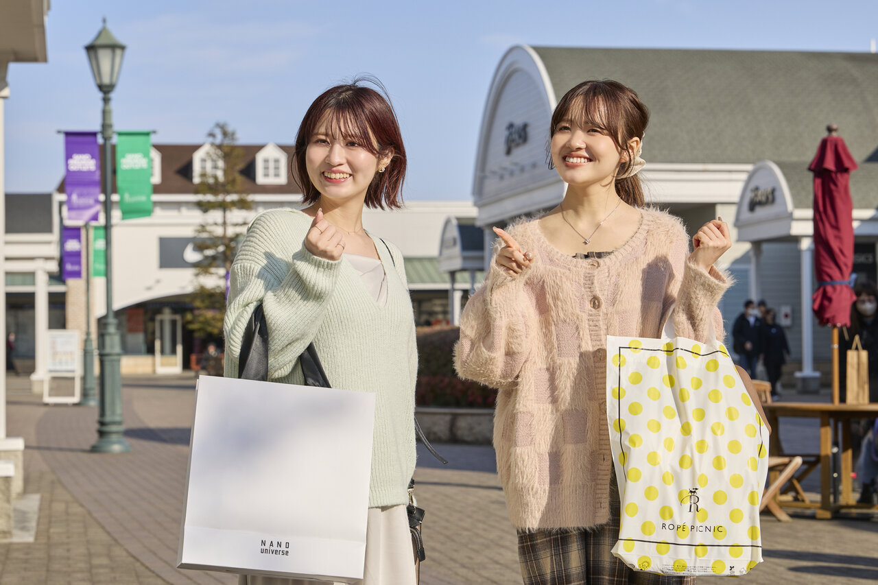 佐野プレミアム・アウトレットを歩く女性達