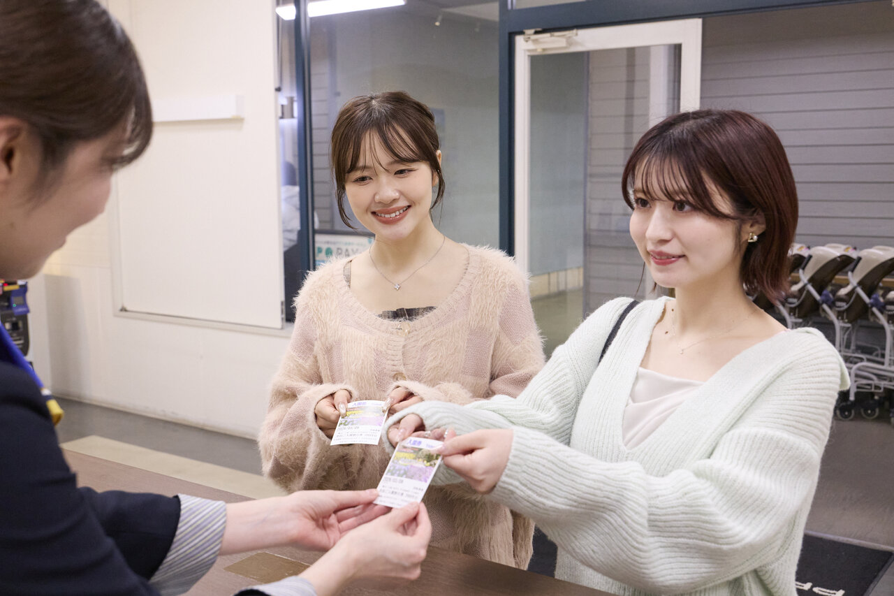 インフォメーションセンターで半券を提示する女性