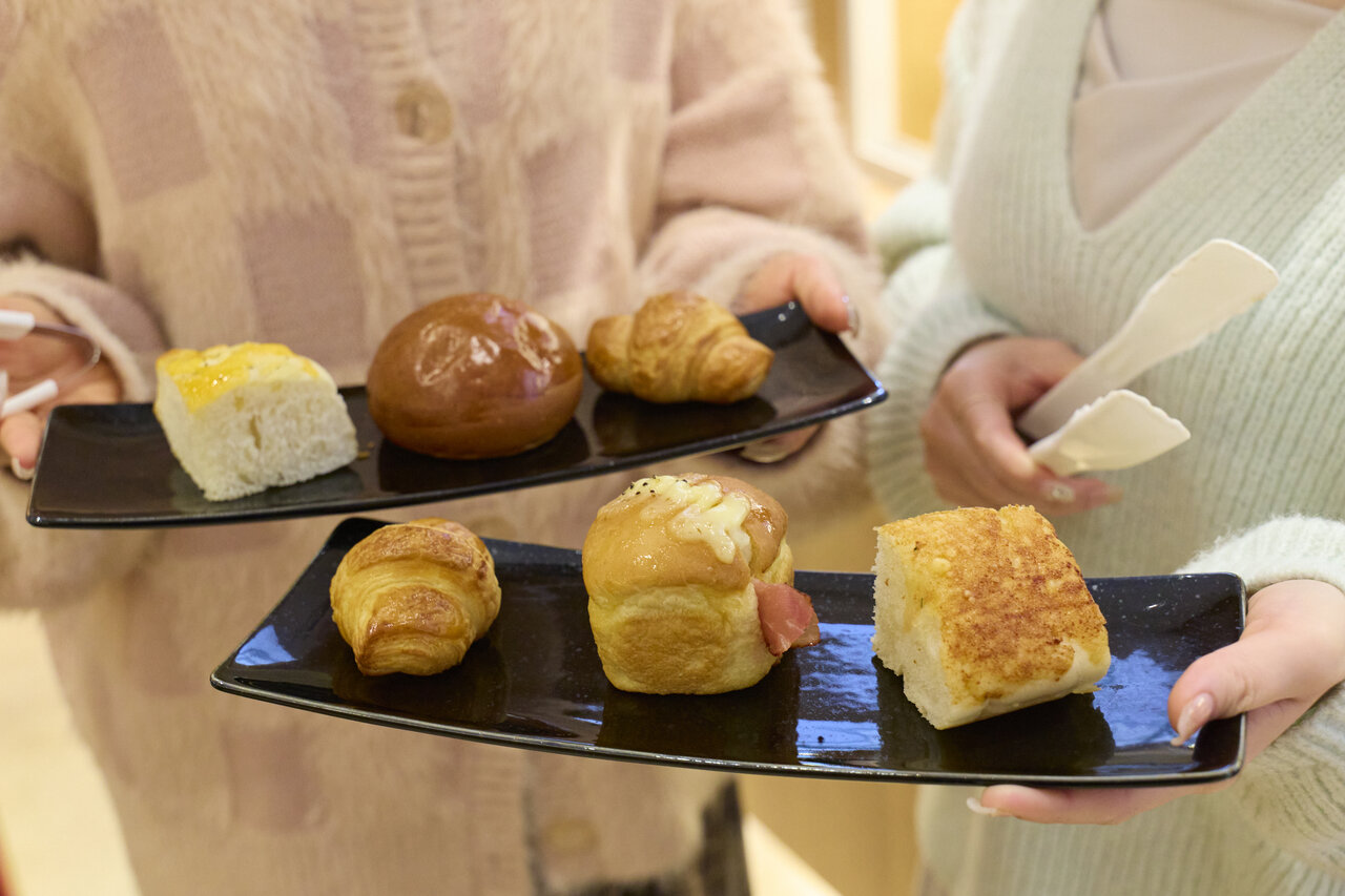 お皿に盛られたパン