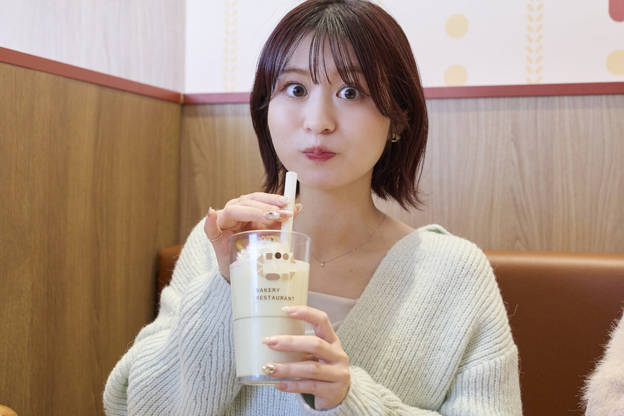 レモン牛乳シェイクを飲む女性