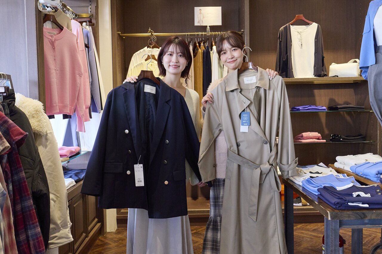 ジャケットとコートを持った女性達