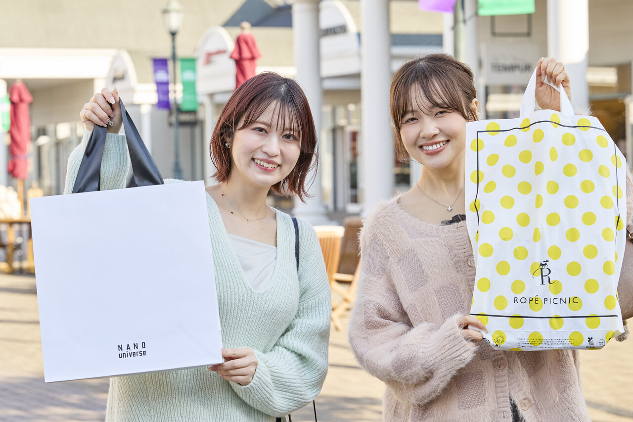 ショッパーを見せる女性達