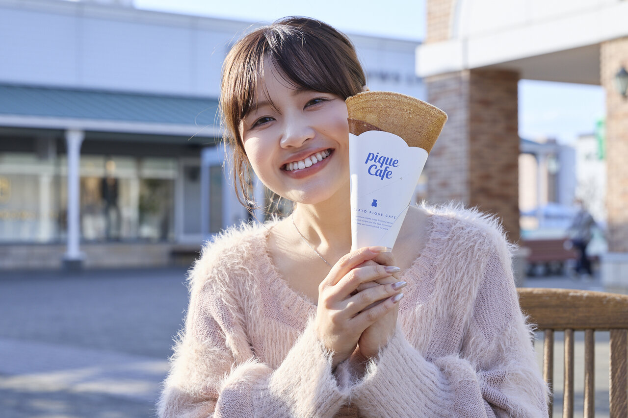 クレープを持った女性