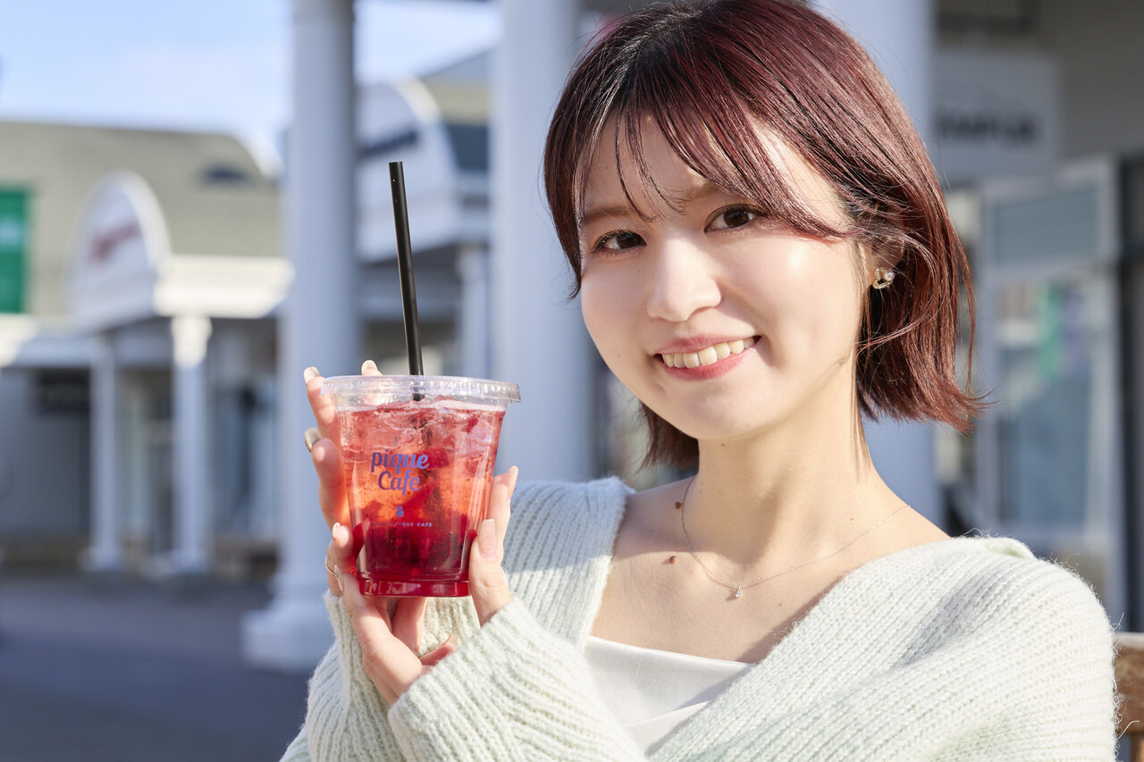 ベリーソーダを持った女性