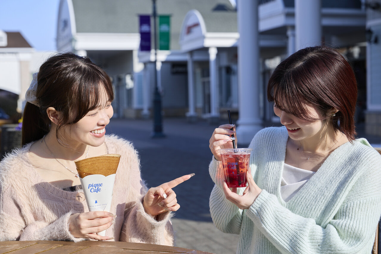 テラス席で話す女性