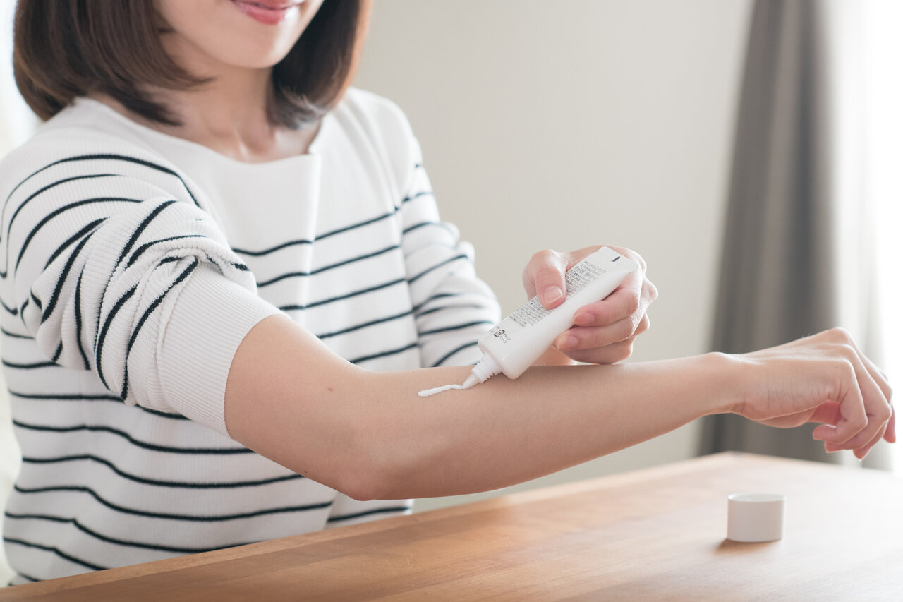 日焼け止めを塗る女性