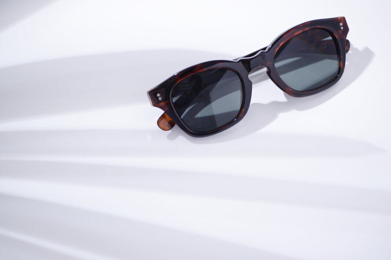 サングラスと木陰の背景