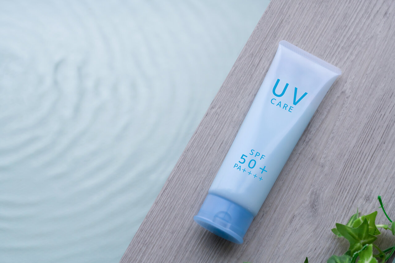 ブルーの容器の日焼け止め