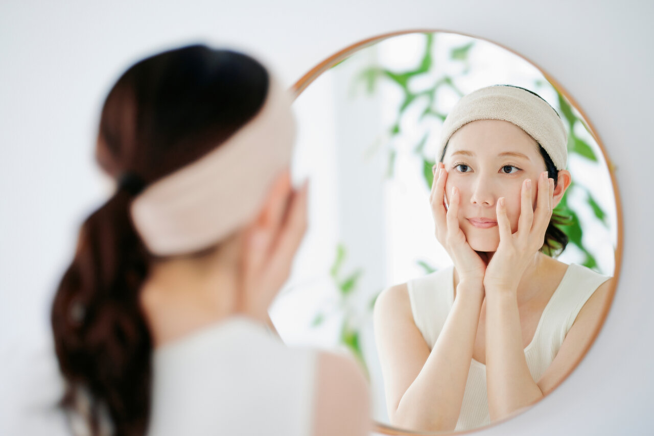 スキンケアをする人