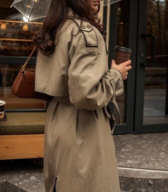 トレンチコートを着た女性