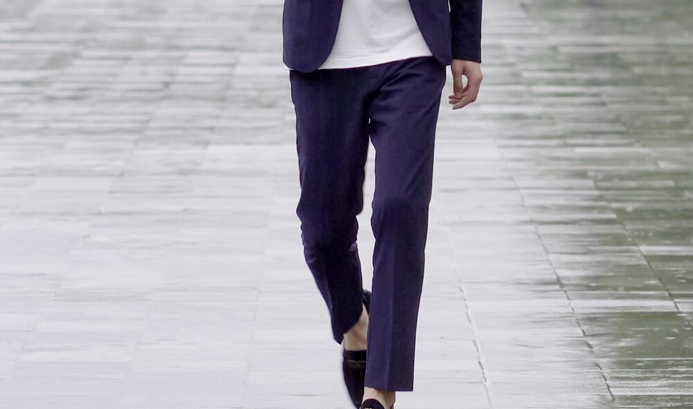 センタープレス入りのパンツをはいた男性