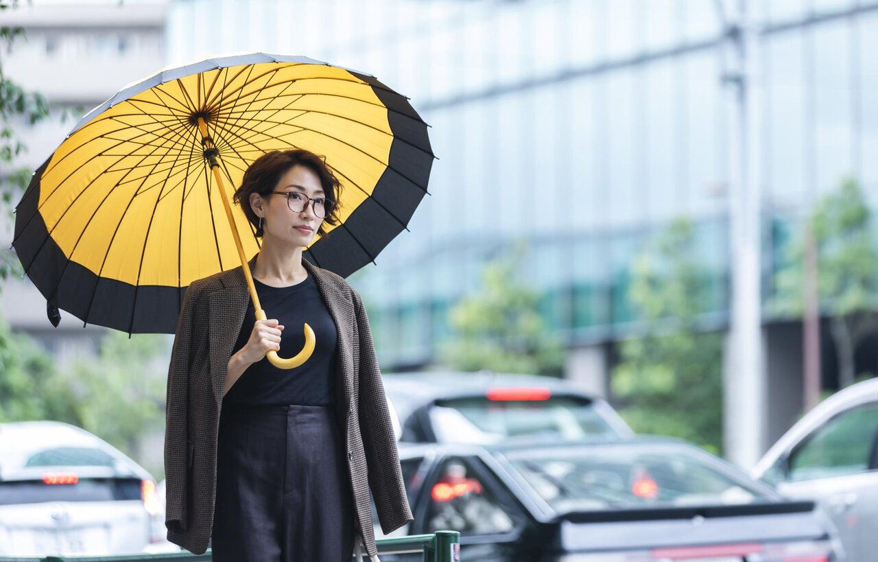 ジャケット×差し色の傘のレディースコーデ