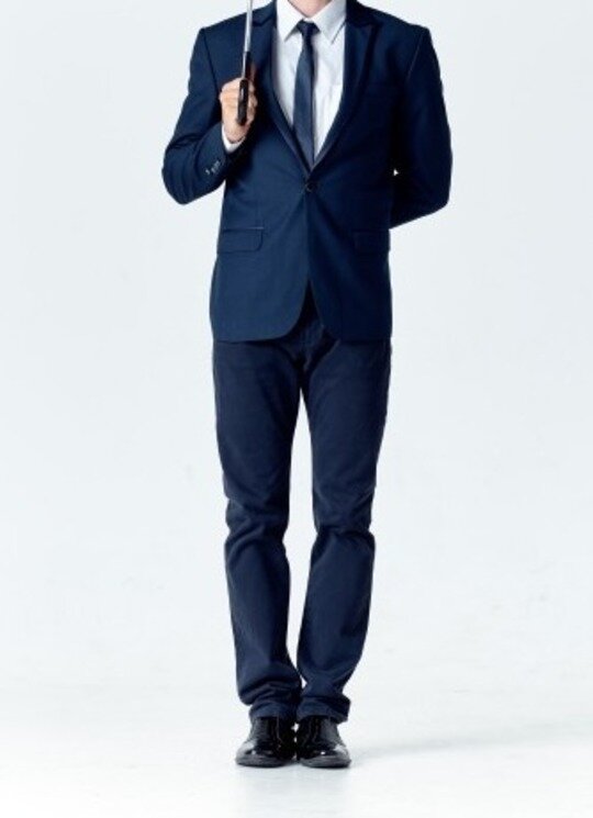 スーツ×レインシューズのメンズコーデ