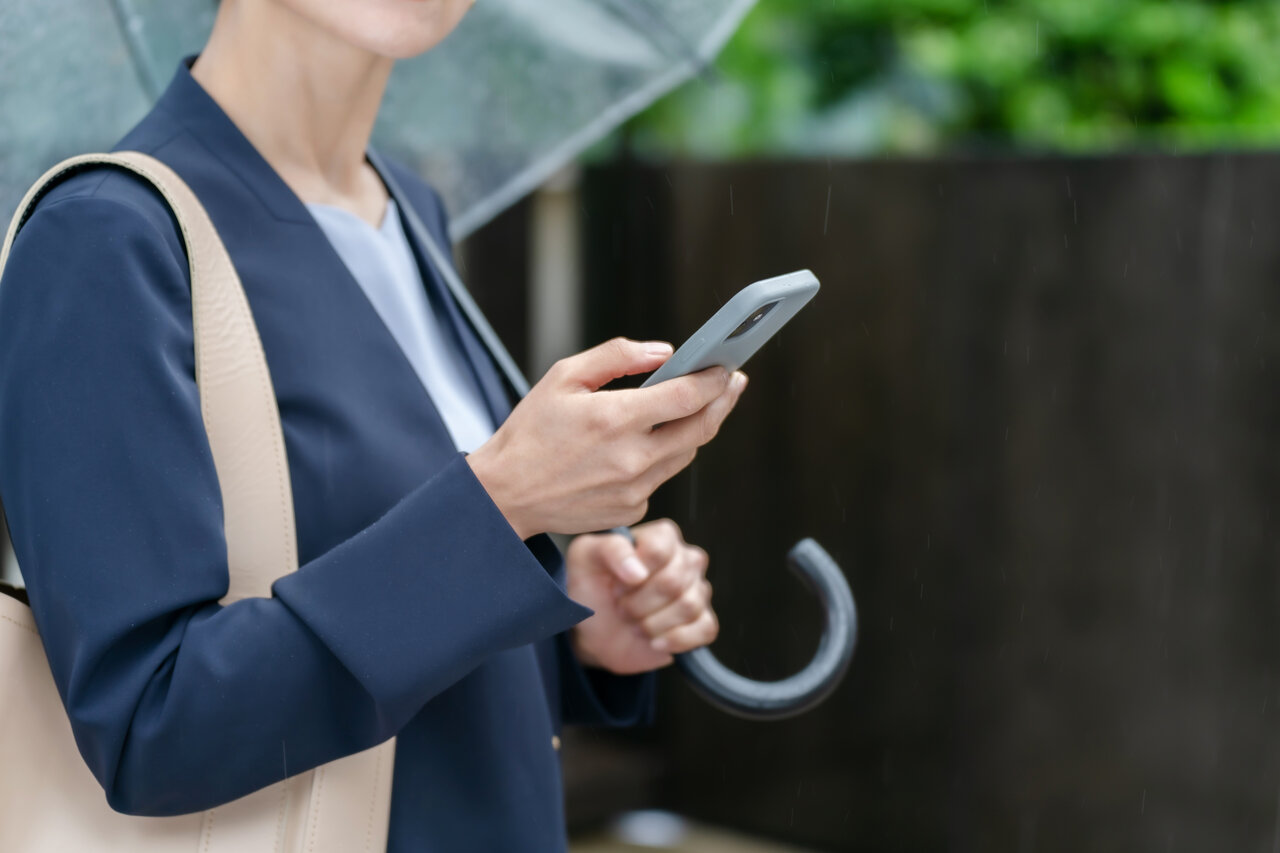雨の日の通勤イメージ