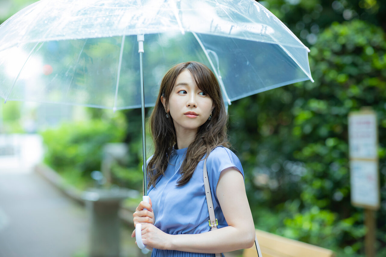 ブルーのブラウスを着た女性