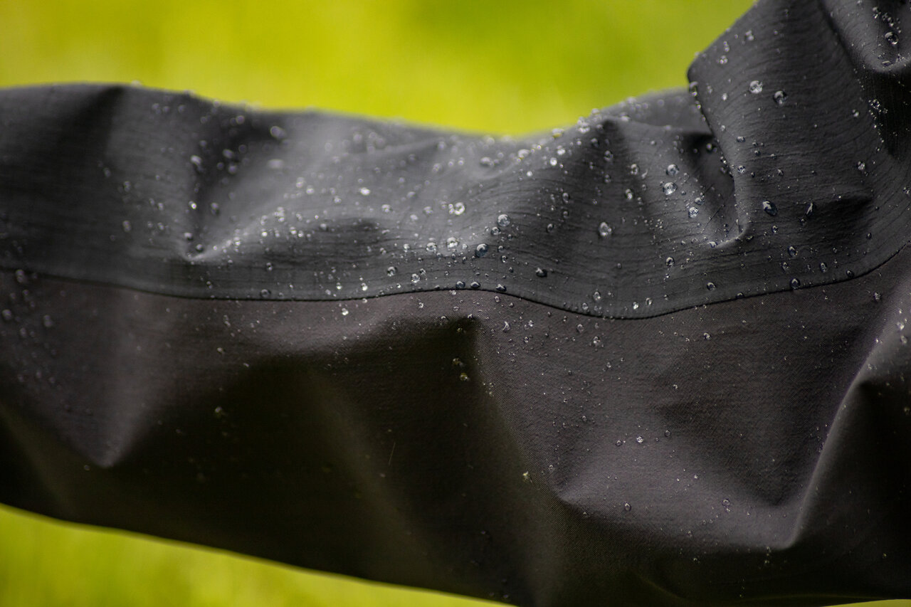 雨をはじくコート