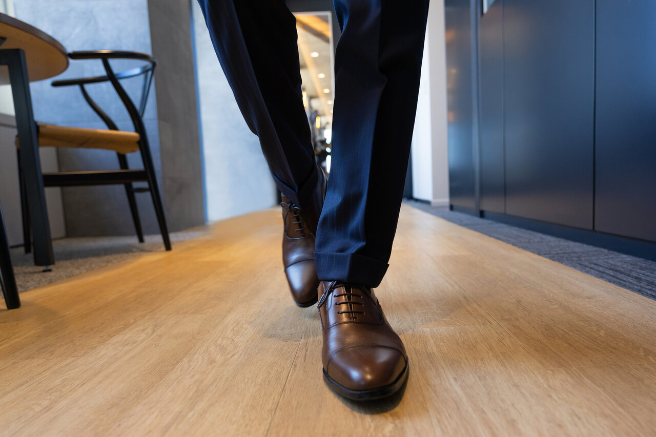 ダークカラーのパンツ