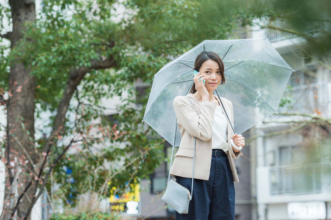 華やかなカラーのバッグを持った女性
