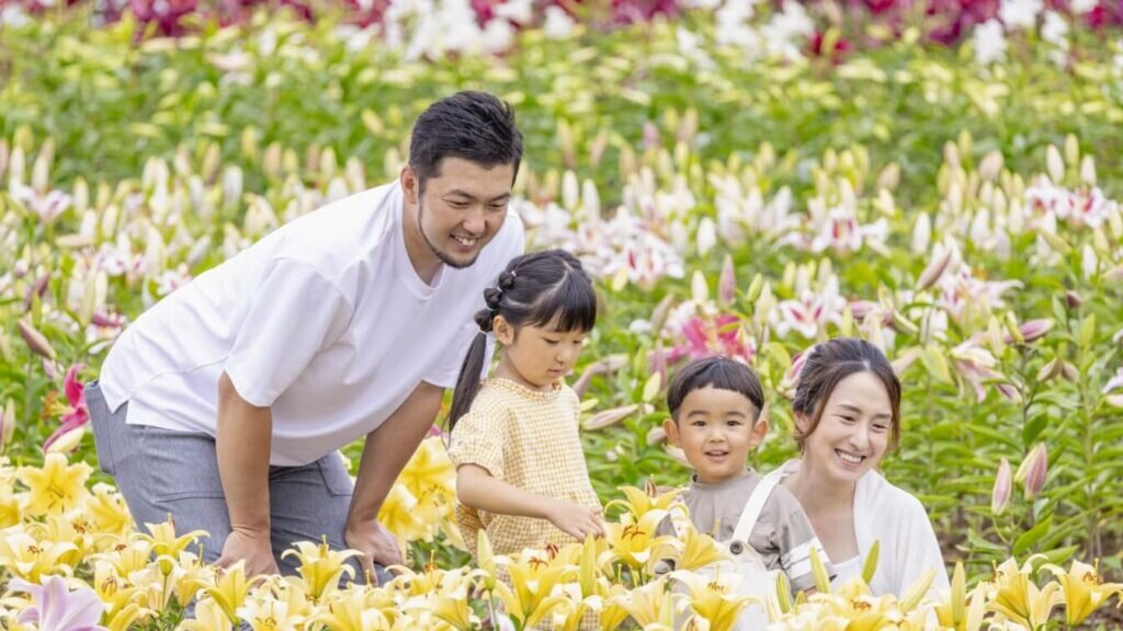 東京ドイツ村の花畑で遊ぶファミリー