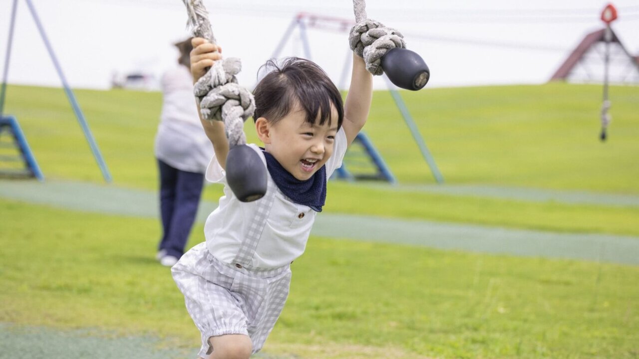 東京ドイツ村のわんぱく広場で遊ぶ男の子