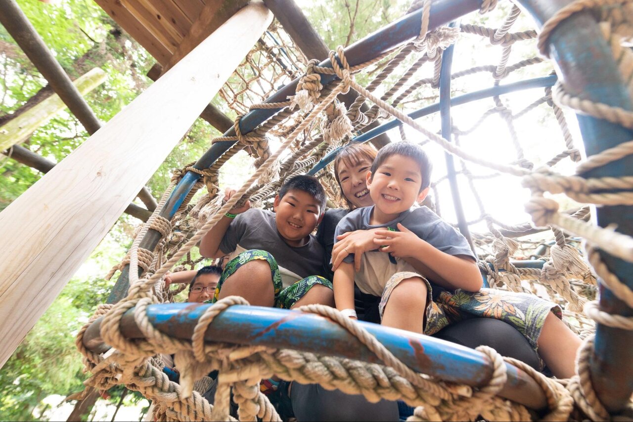 清水公園のアスレチックで遊ぶファミリー