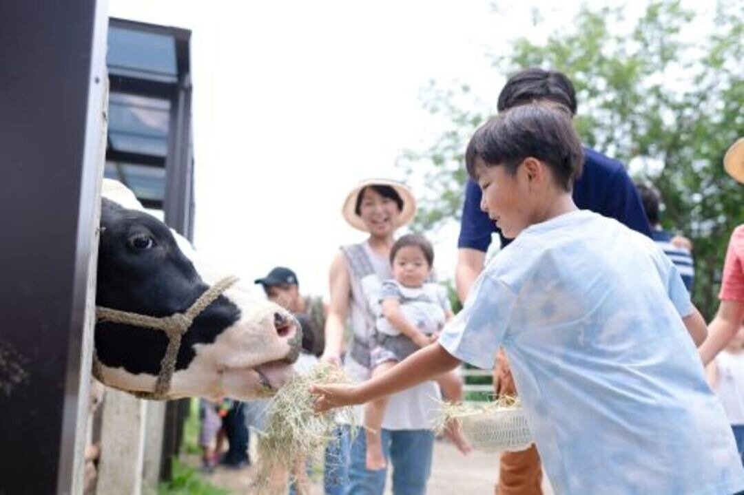 牛とふれあうファミリー