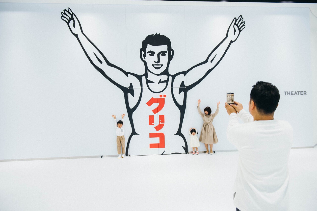 グリコピアCHIBAで撮影をするファミリー