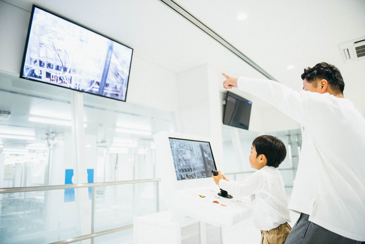 グリコピアCHIBAで工場見学をするファミリー